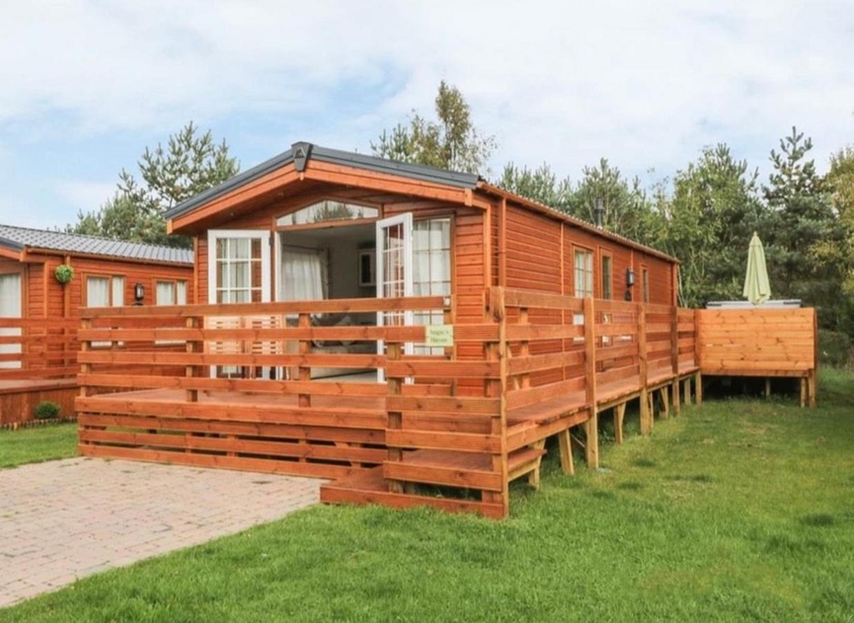 Angie'S Haven, Superb 2 Bedroom Lodge With Hot Tub - Sleeps 6 - Felmoor Park Morpeth Exterior foto
