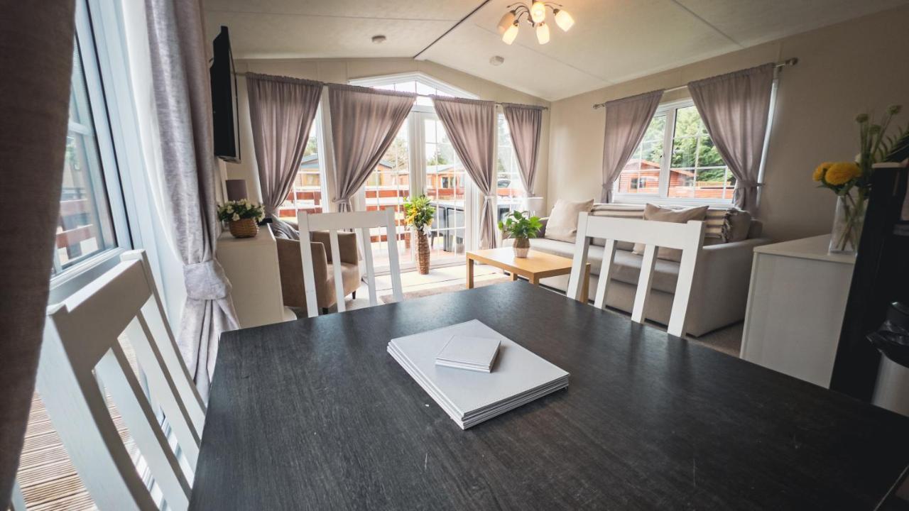 Angie'S Haven, Superb 2 Bedroom Lodge With Hot Tub - Sleeps 6 - Felmoor Park Morpeth Exterior foto